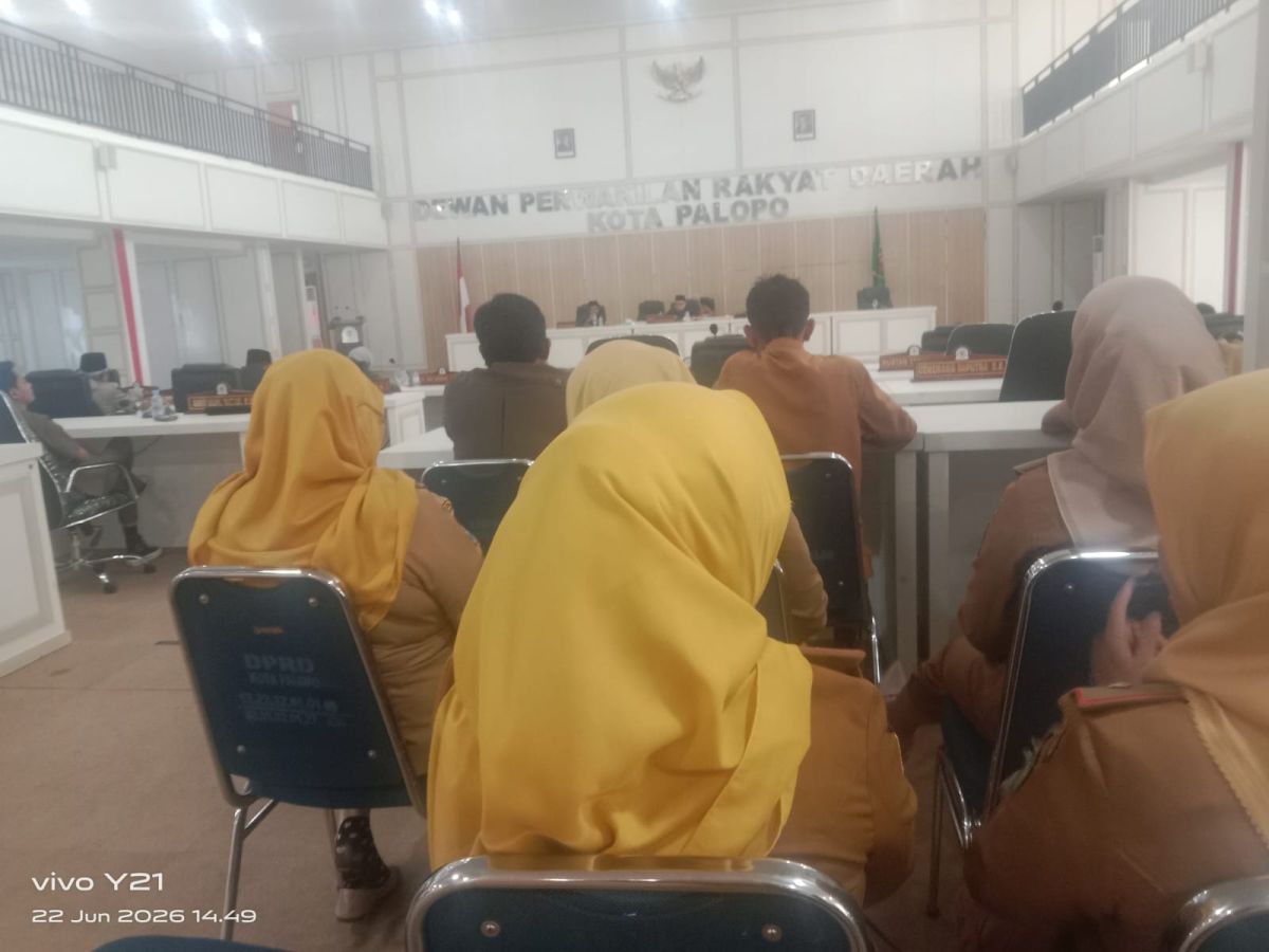 mengikuti rapat paripurna di DPRD Kota Palopo